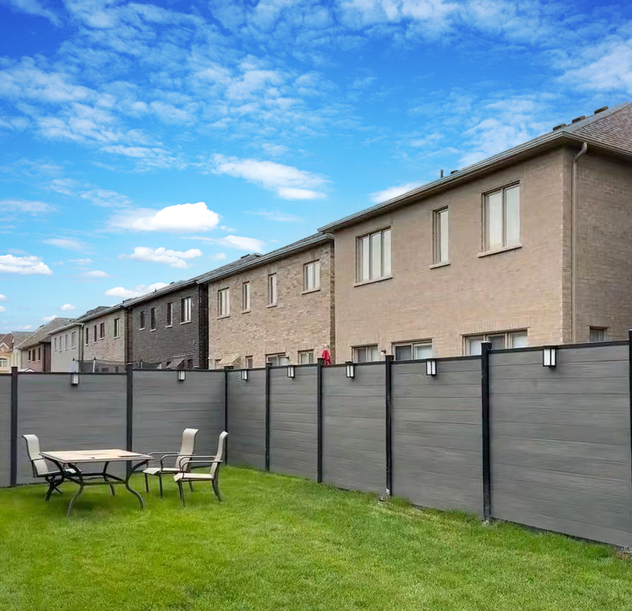 Esgrima WPC vs. Cercas de madeira tradicionais: qual a melhor opção para o seu gramado?