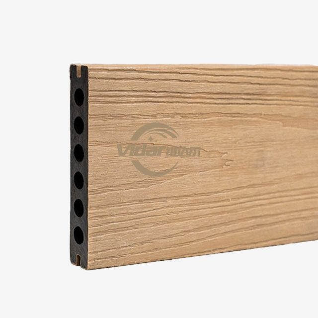 Como o deck WPC deve ser limpo após a construção e instalação?