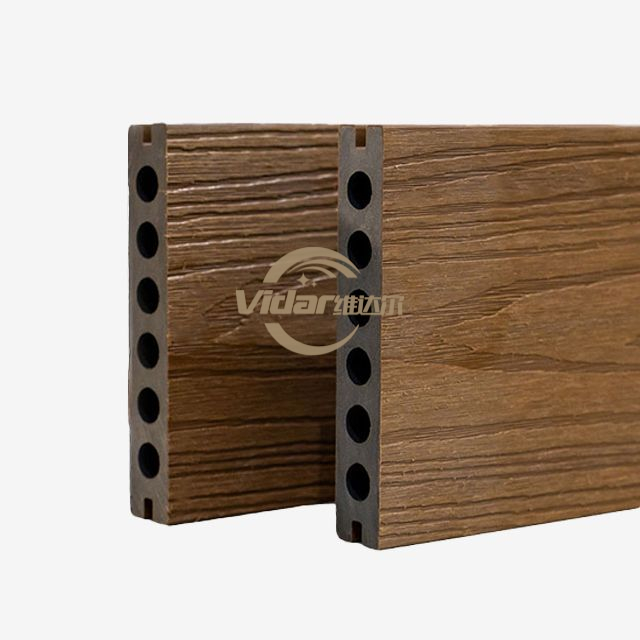 Compara&ccedil;&atilde;o estrutural de decks WPC coextrudados com furo redondo
