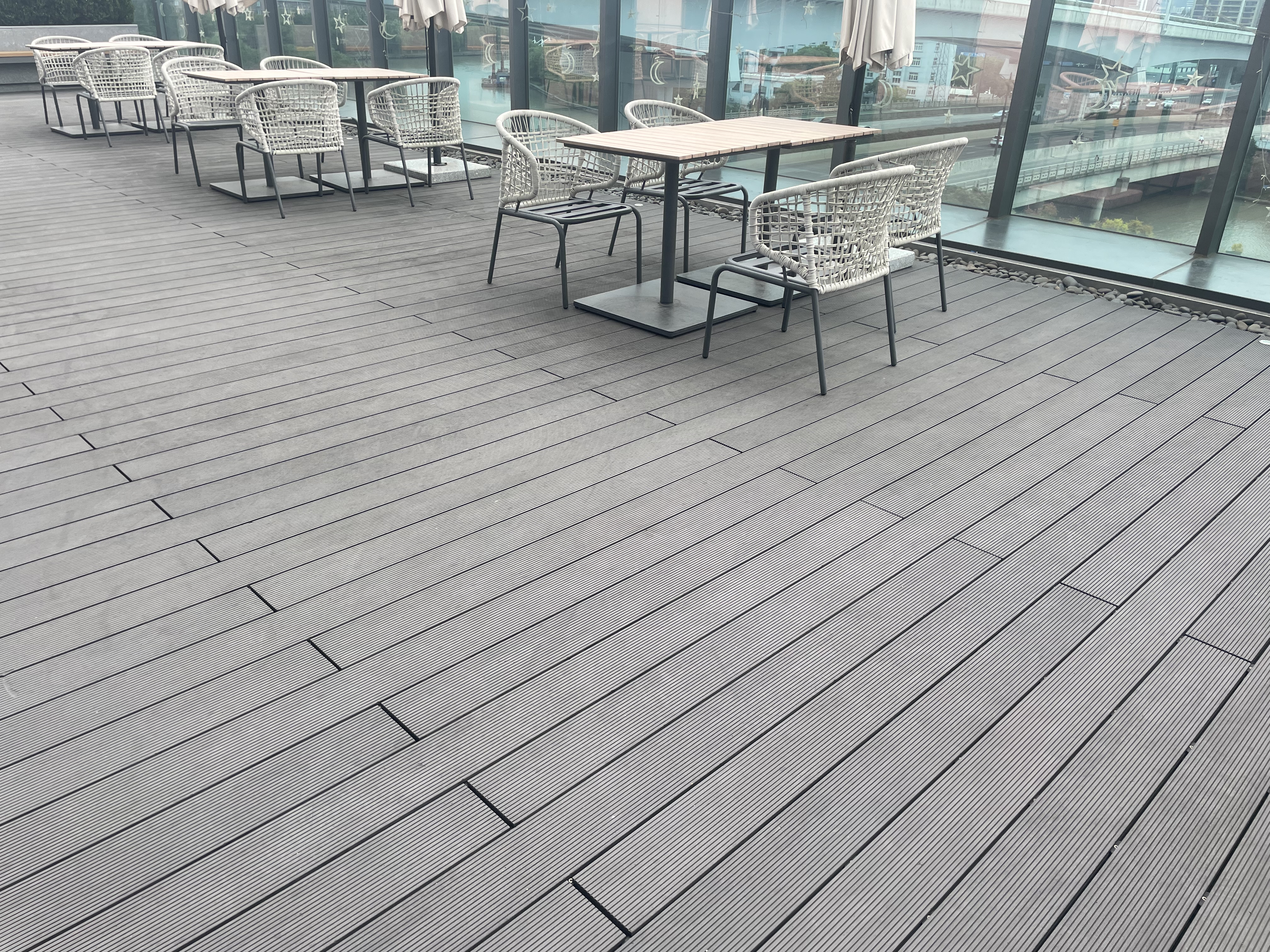 Instala&ccedil;&atilde;o de deck composto leve mostrando cor e textura